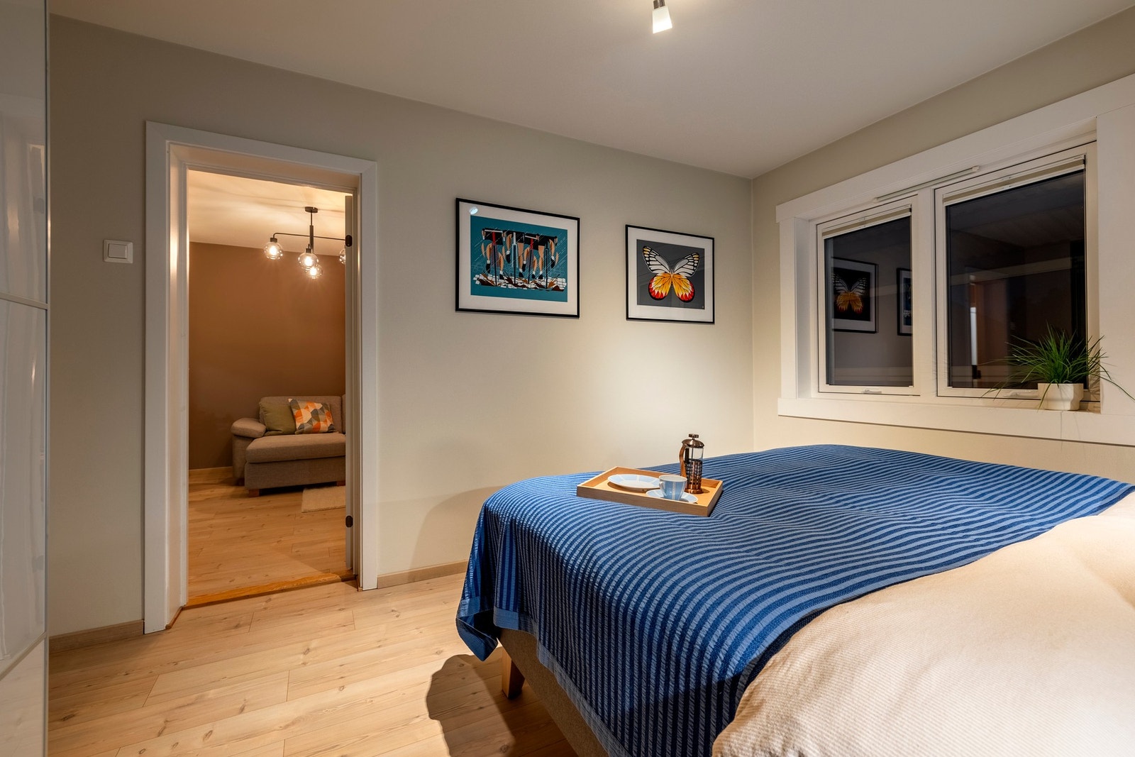 Rommet har god plass til dobbeltseng, nattbord og diverse. Galleribilde