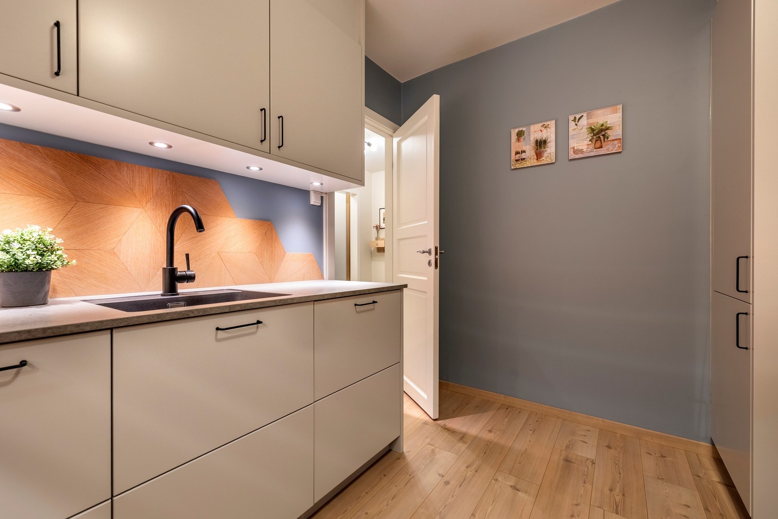 Leiligheten har et stilrent og moderne kjøkken fra Drømmekjøkkenet fra 2021. Galleribilde