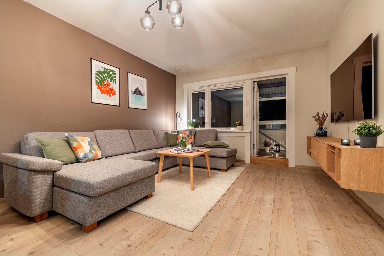 Stuen er lys og romslig med med god plass til sofagruppe, TV-anlegg og spisegruppe. Galleribilde