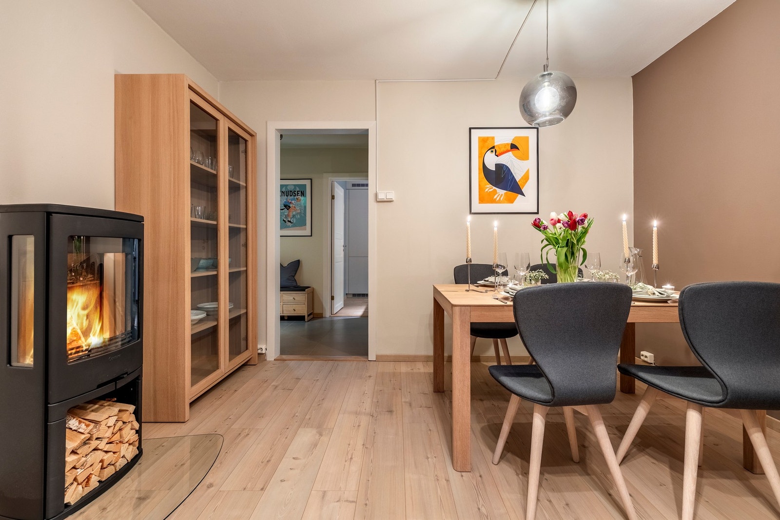 En stemningsfull peis fra 2020 gir rommet både ekstra varme og hygge. Galleribilde