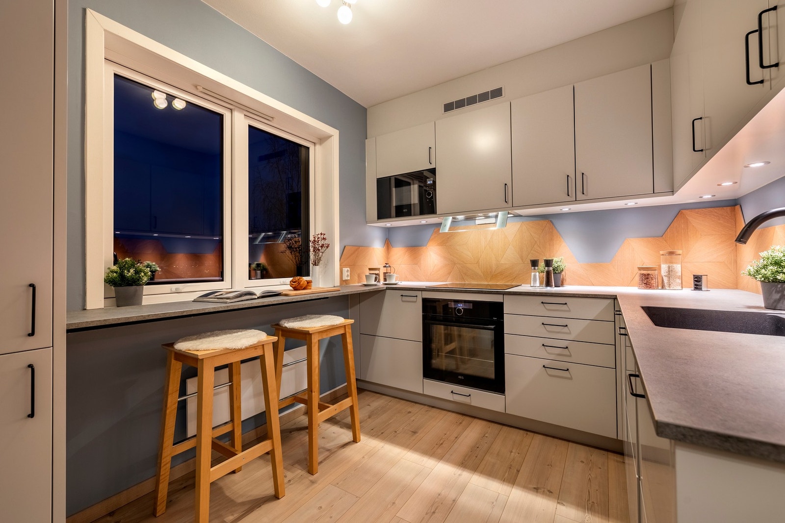 Kjøkkenet er utstyrt med integrerte hvitevarer som induksjonstopp, micro, komfyr, oppvaskmaskin og kjøleskap med frysedel. Galleribilde