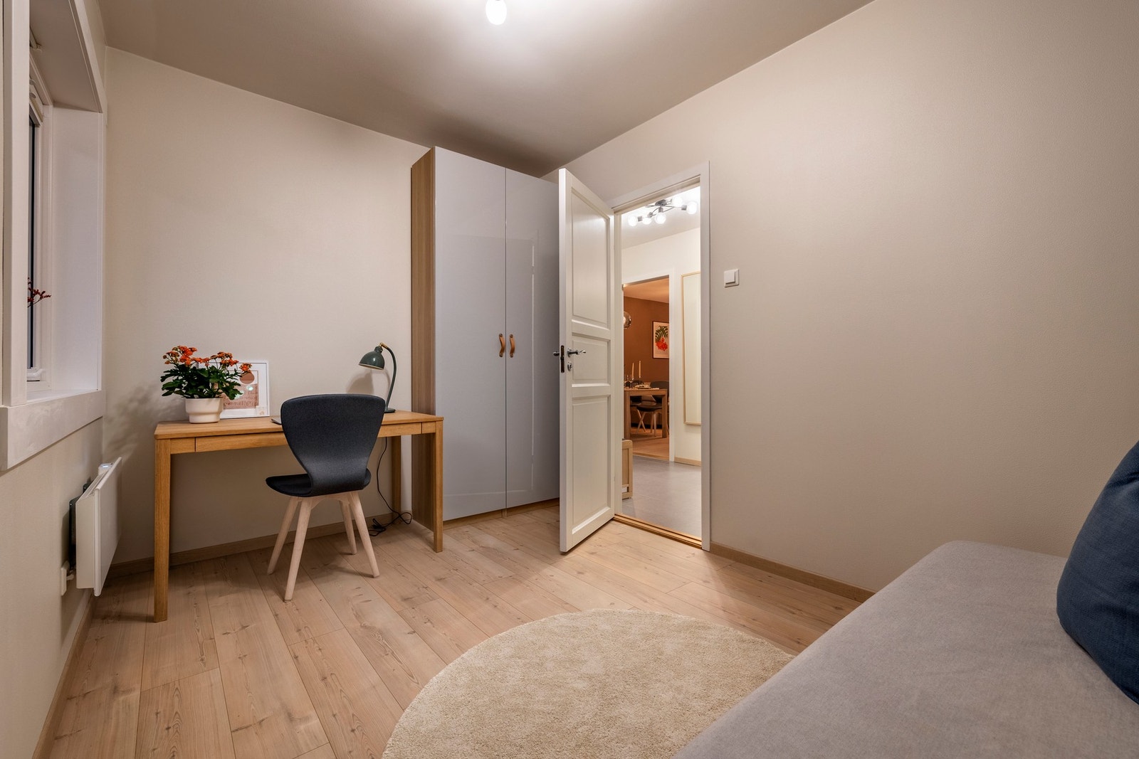 Rommet er også innredet med et praktisk garderobeskap. Galleribilde