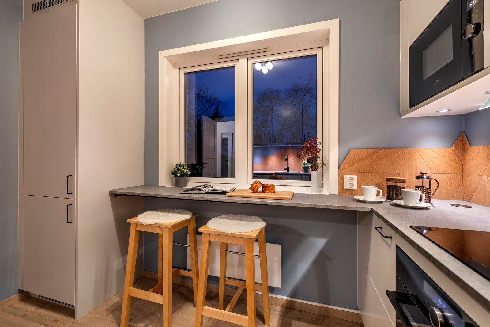 Ved vinduet finner du en barløsning med en hyggelig sitteplass. Galleribilde