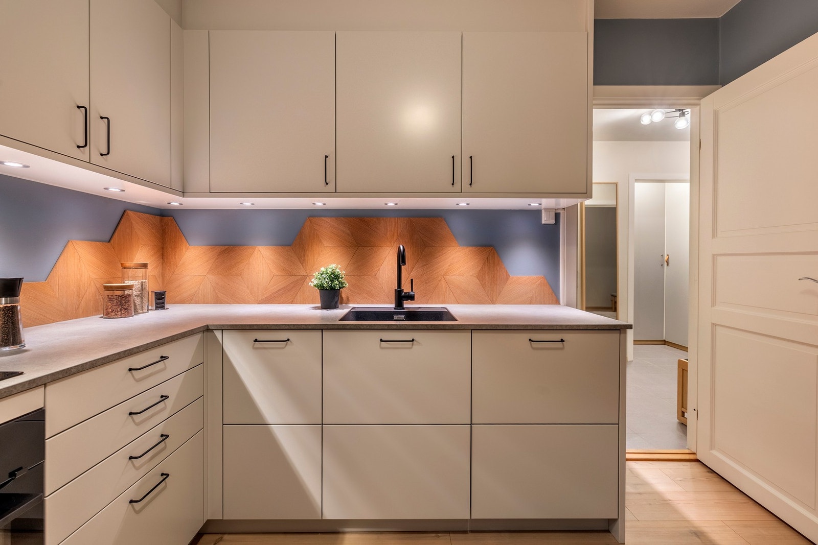 Kjøkkeninnredningen har lyse, slette fronter og laminerte benkeplater med nedfelt oppvaskkum i kompositt. Galleribilde