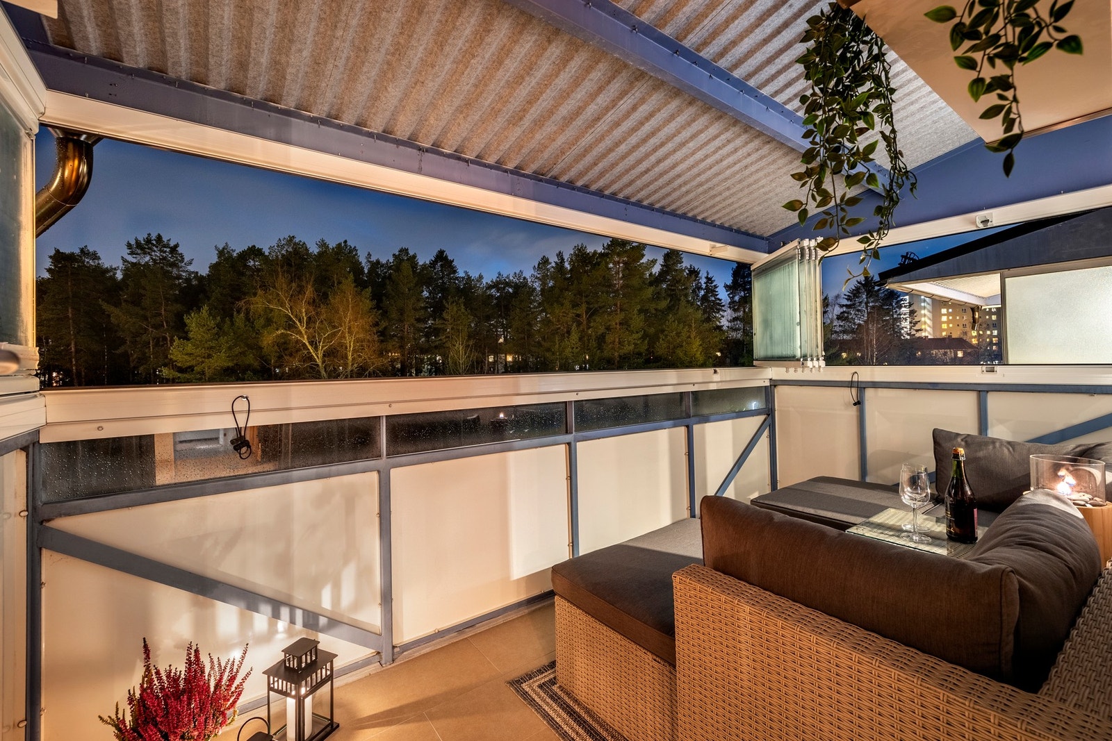 Fra stuen er det utgang til en innglasset balkong på ca. 7 kvm med hyggelig utsyn. Galleribilde