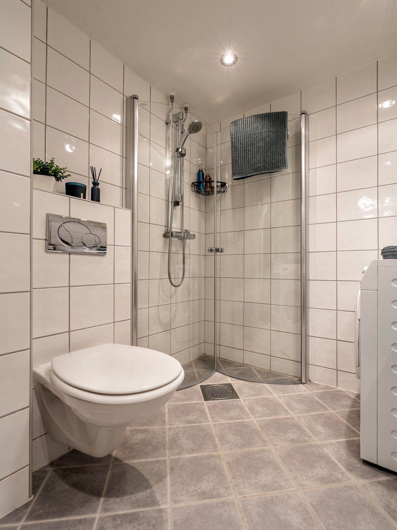 I tillegg har badet et høyskap på vegg for ekstra oppbevaring, samt opplegg for vaskemaskin. Galleribilde