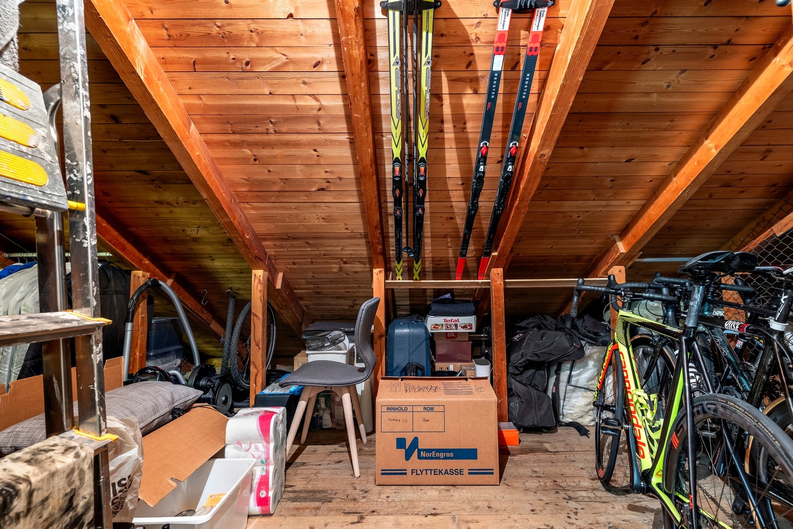 For øvrig er det ekstra lagringsplass i to disponible boder i kjeller samt en bod på loftet. Galleribilde