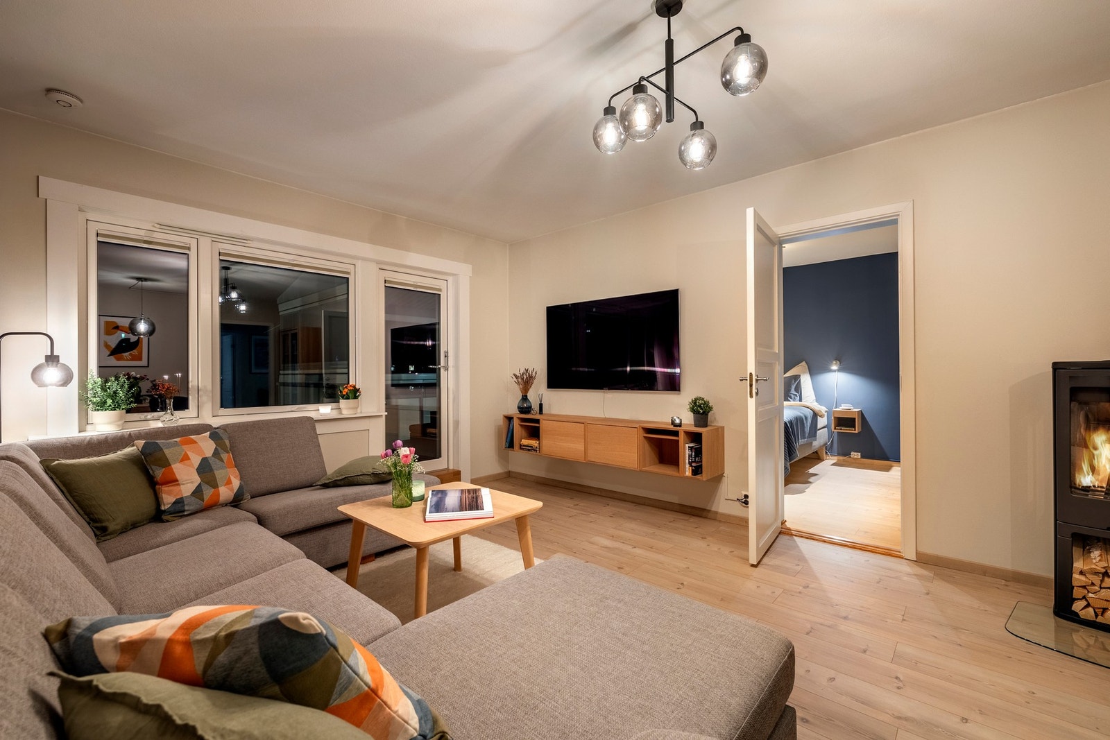 Stuen har gode vindusflater som slipper inn rikelig med naturlig lys. Galleribilde