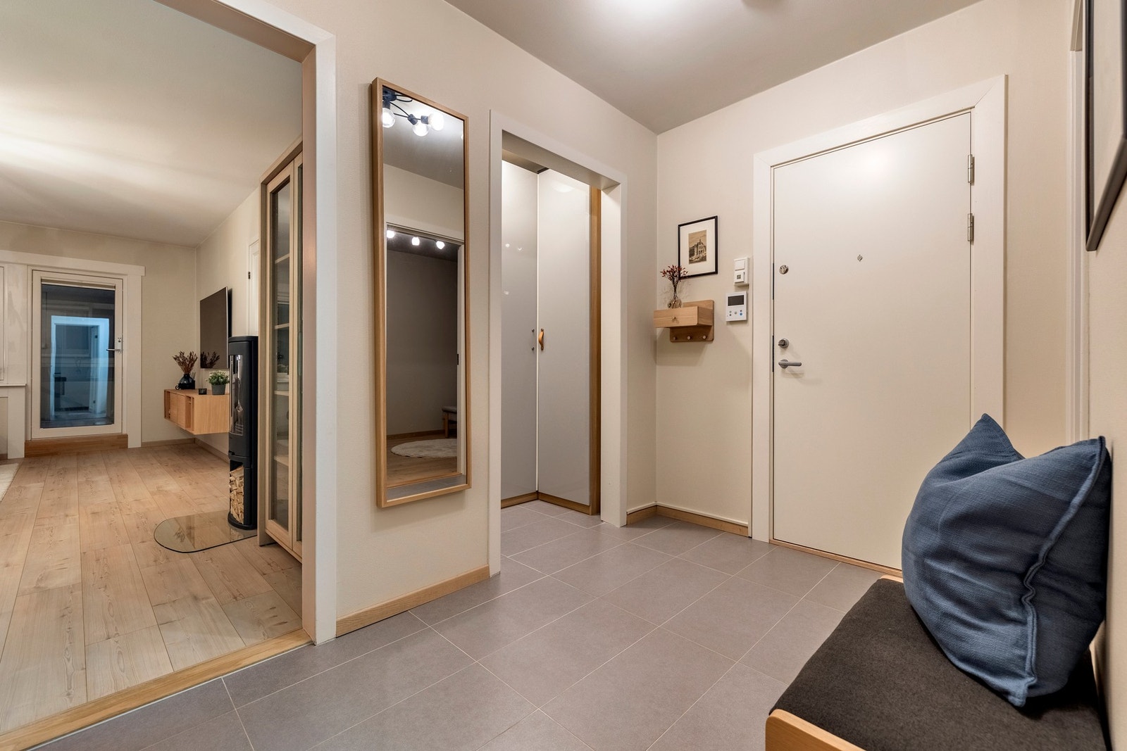 Entréen gir et godt førsteinntrykk med lysmalte vegger og flislagt gulv utstyrt med behagelig gulvvarme. Galleribilde