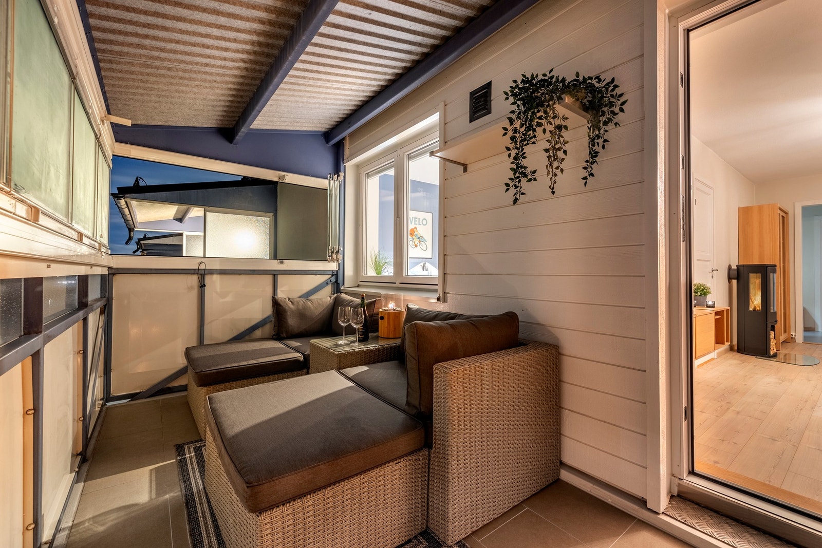 Det er plass til utemøbler, så her kan du nyte solen og den friske luften, enten du vil slappe av med en kopp kaffe eller nyte måltider utendørs. Galleribilde