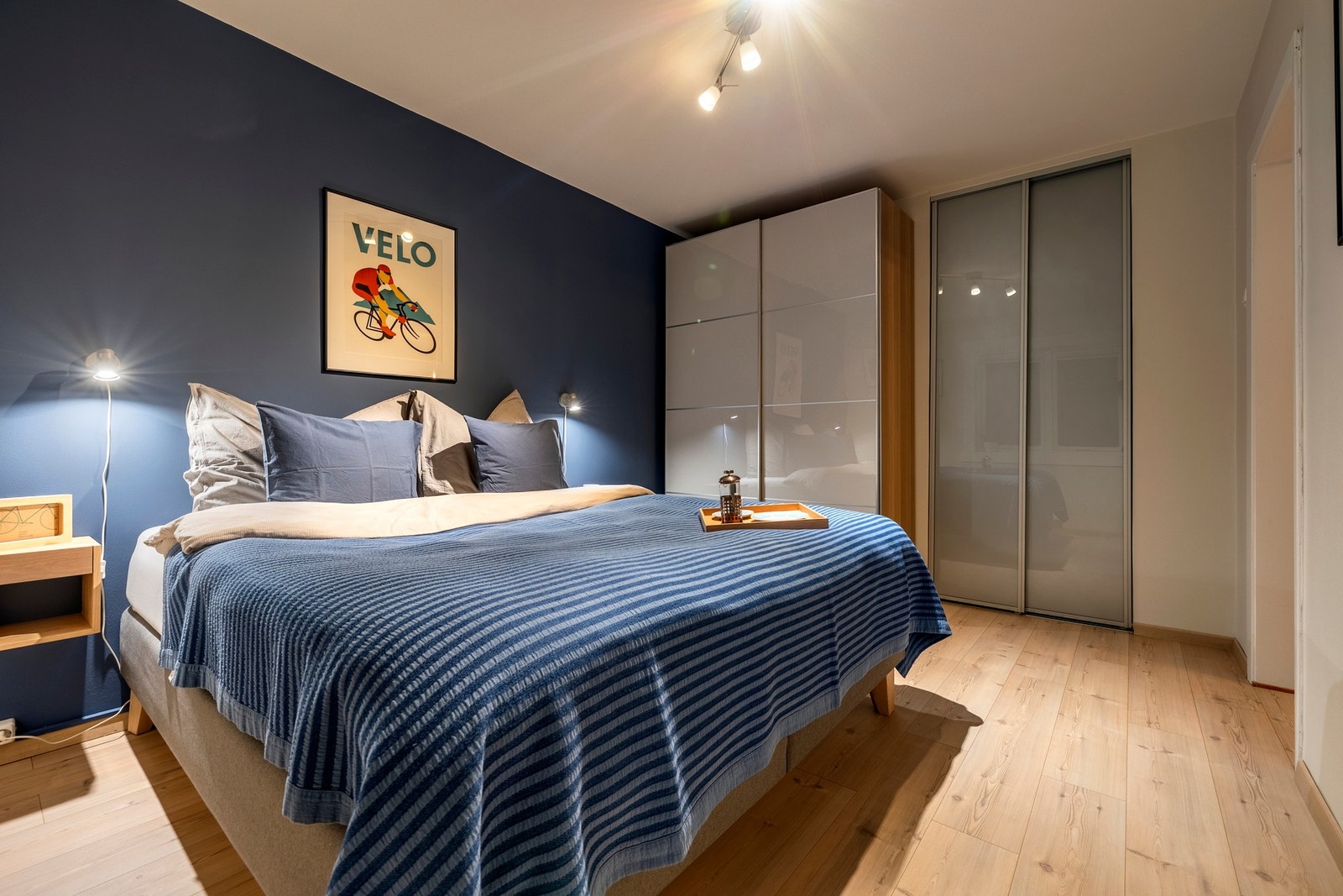 Hovedsoverommet er innredet med praktiske garderobeløsninger. Galleribilde