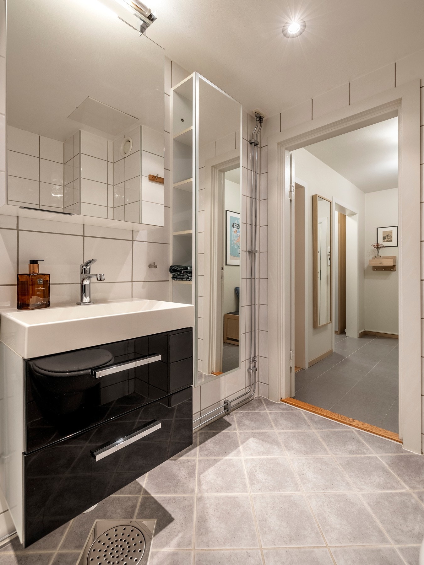 Badet er utstyrt med flislagte vegger- og gulv, varmekabler og innfelt downlights. Galleribilde