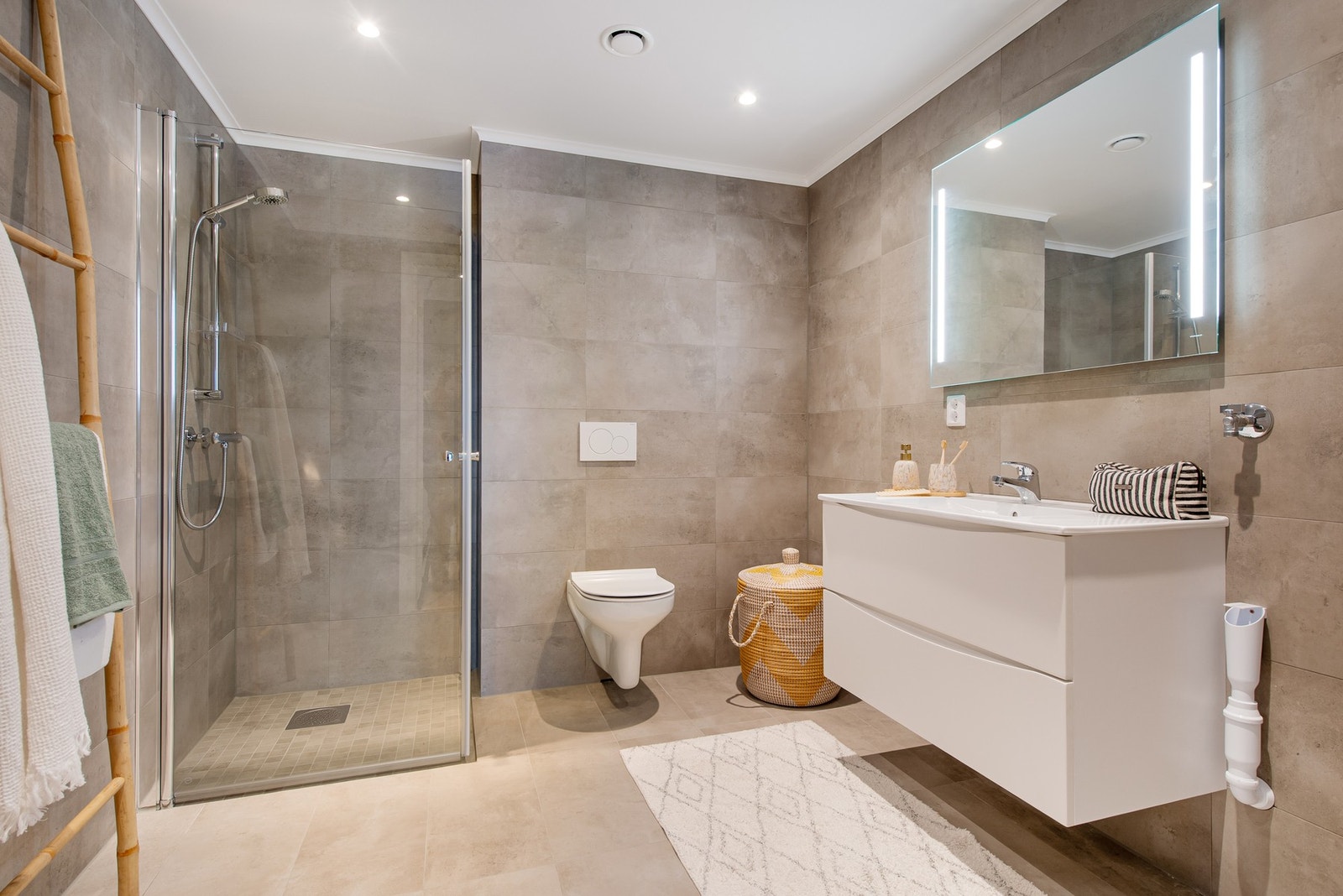 Stort flislagt badeværelse. Galleribilde