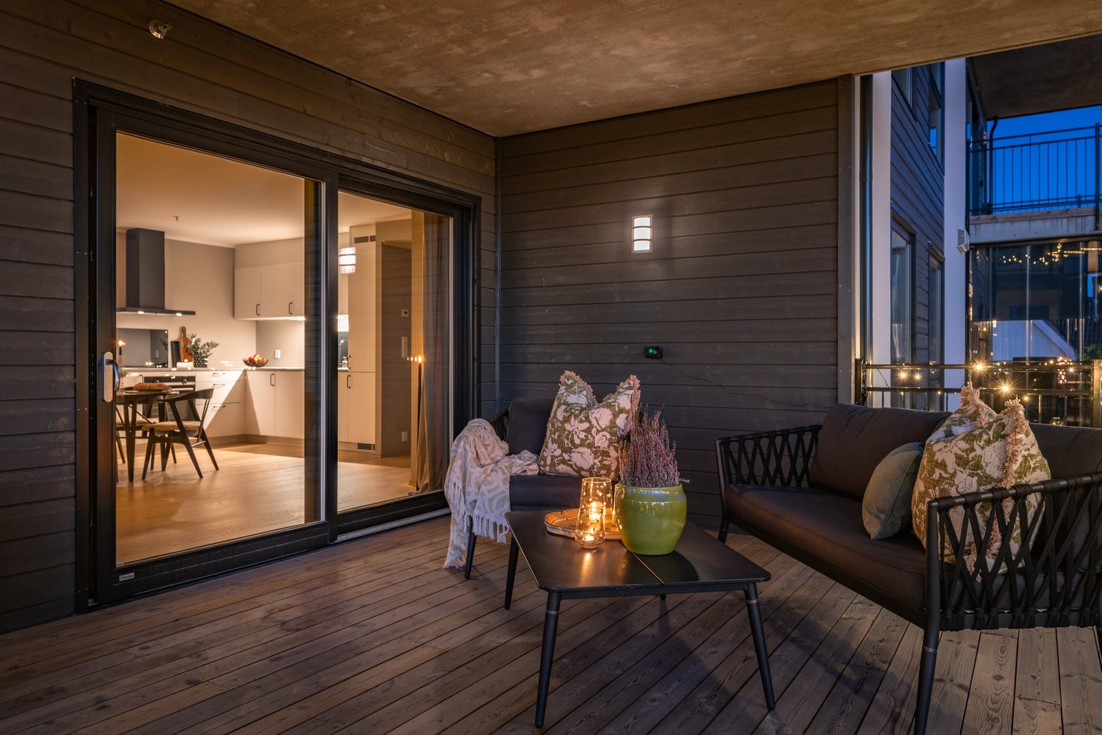 Leiligheten har en stor veranda med hyggelig utsyn over fellesområdet. Galleribilde