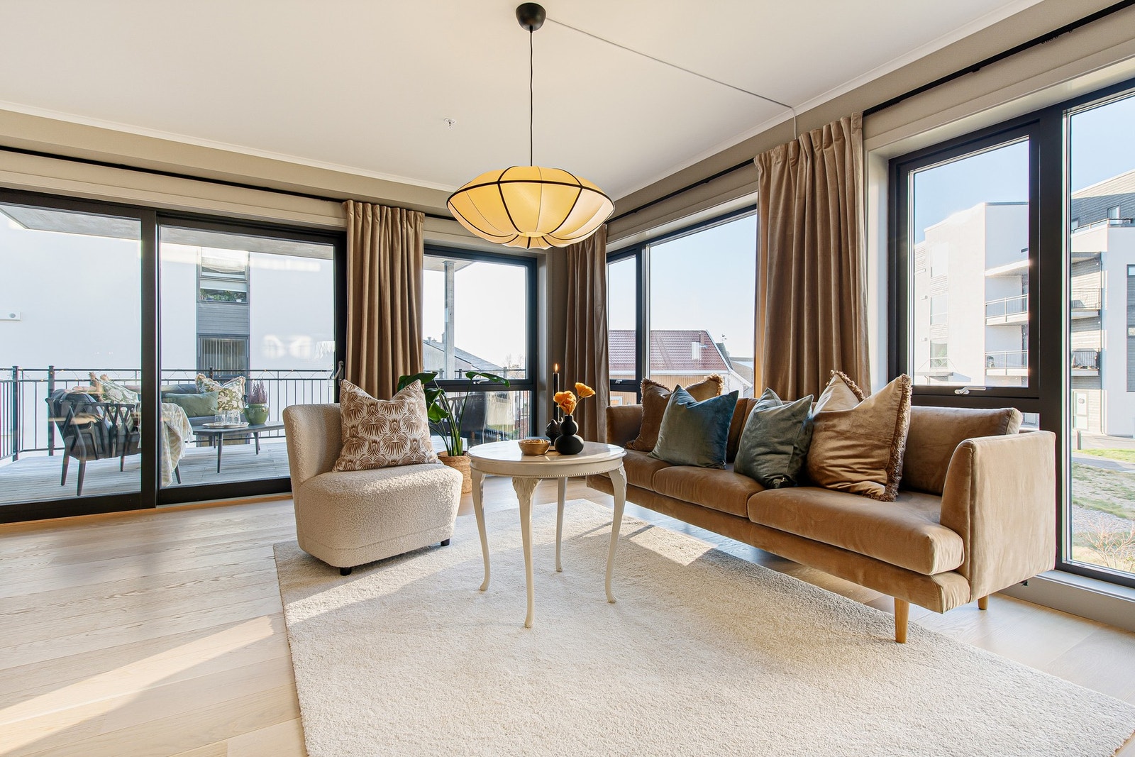 Store vinduer fra gulv til tak. Galleribilde