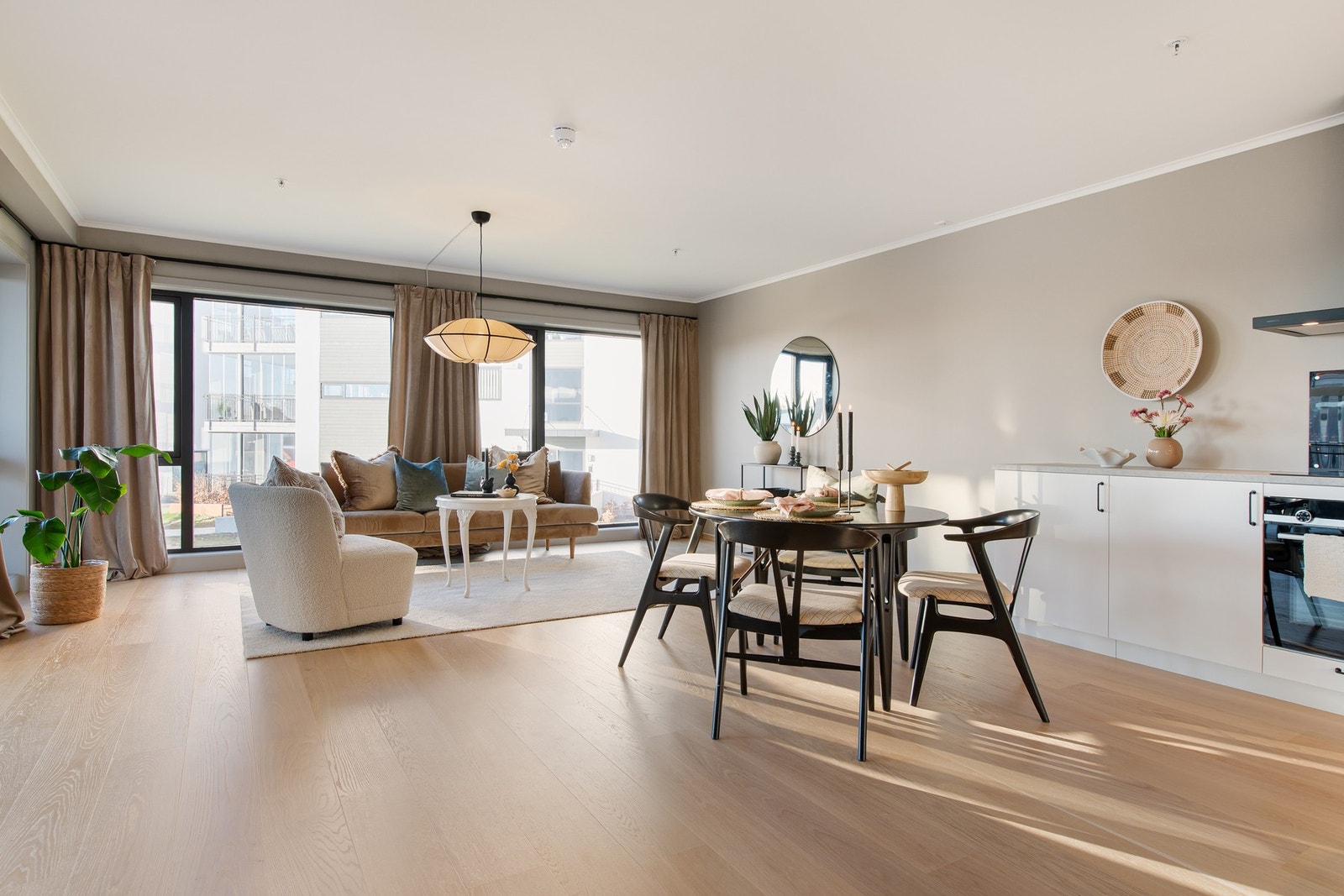 Åpen stue/kjøkken løsning gir et hyggelig allrom. Galleribilde