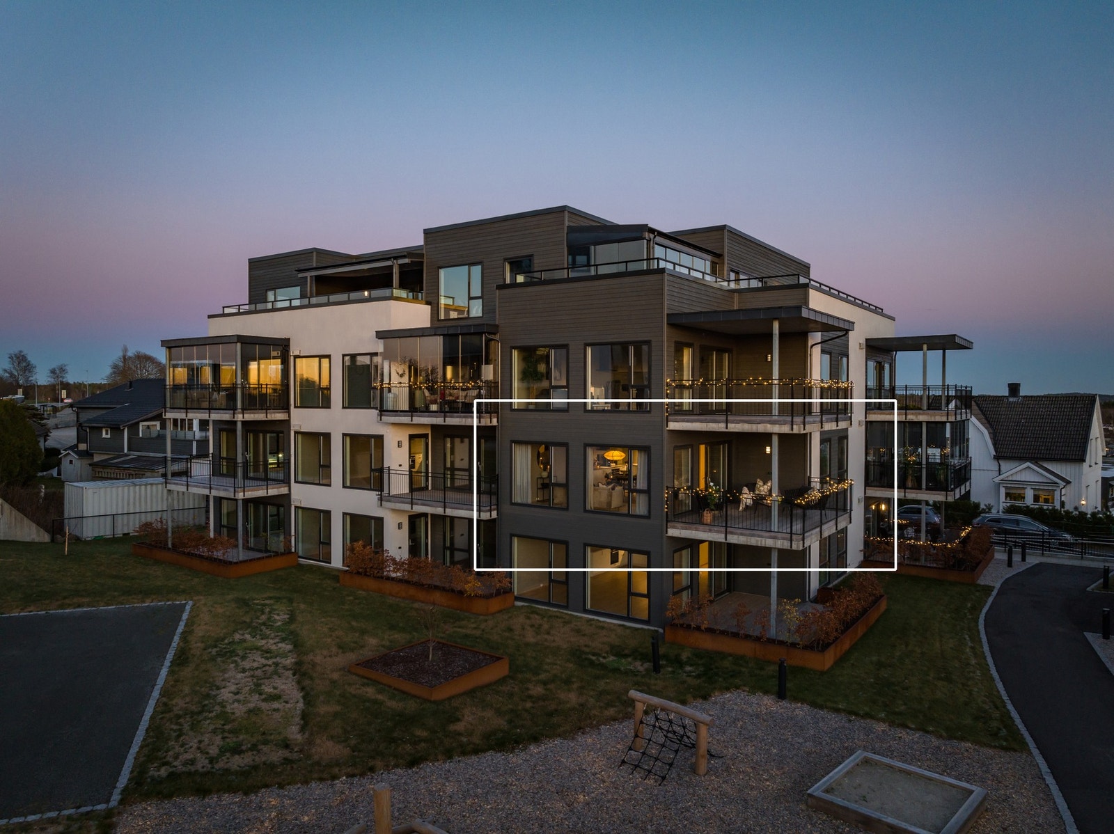 Leiligheten ligger i byggets 2. etasje. Enkel adkomst med både heis og trapp. Galleribilde