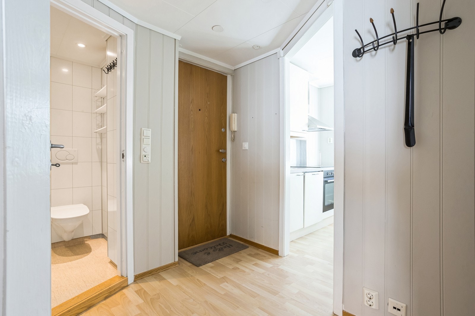 Entre med plass til yttertøy og sko. Galleribilde