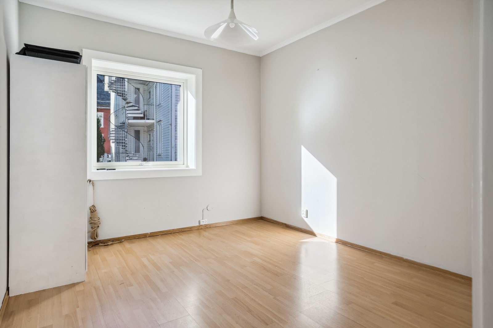 Boligen har to soverom med plass til seng av god størrelse, nattbord samt annet ønsket møblement. Galleribilde