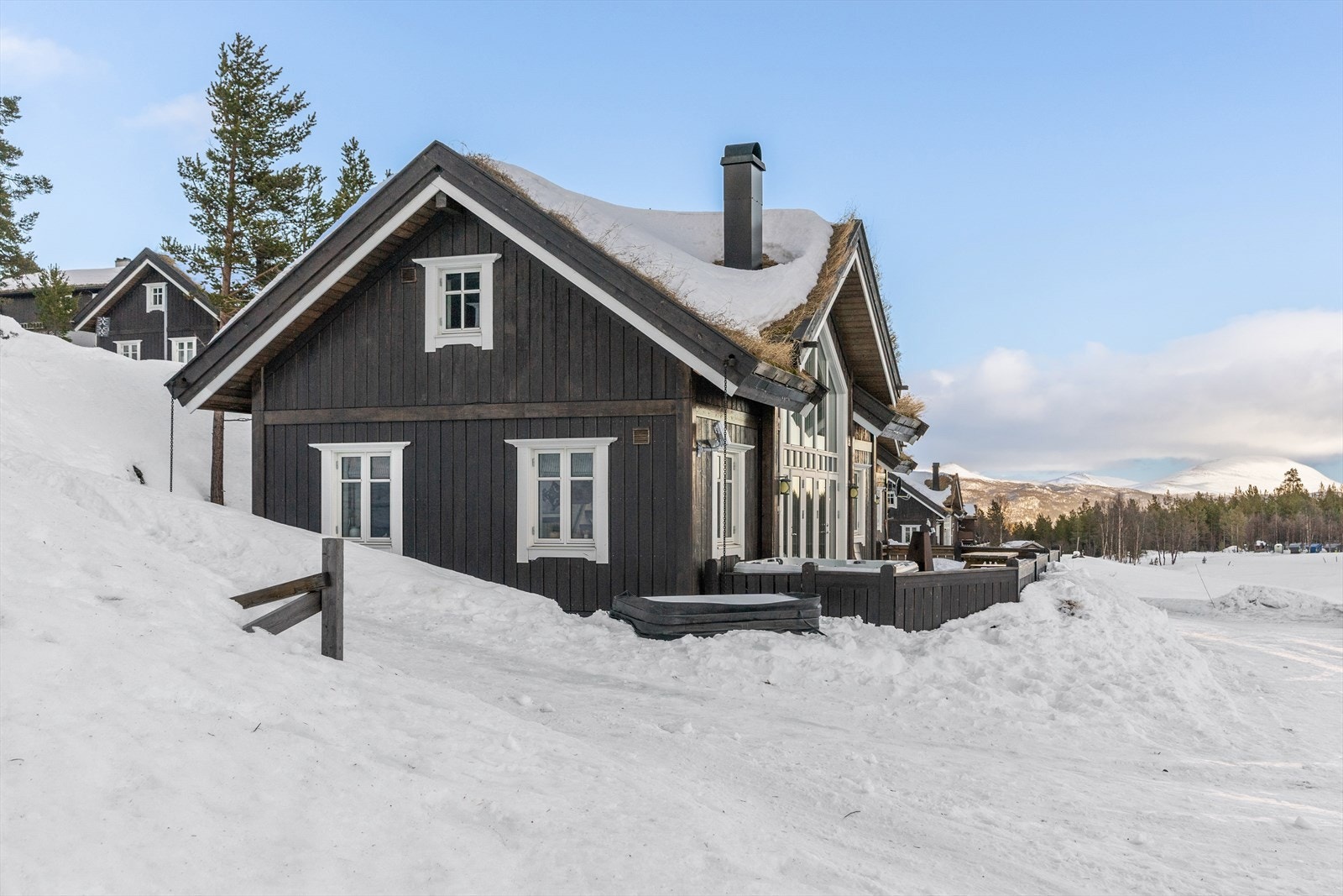 Hytta har en fin beliggenhet på Lemonsjøen, og er et flott utgangspunkt for turmuligheter i Jotunheimen, Rondane og andre nærliggende områder. Galleribilde