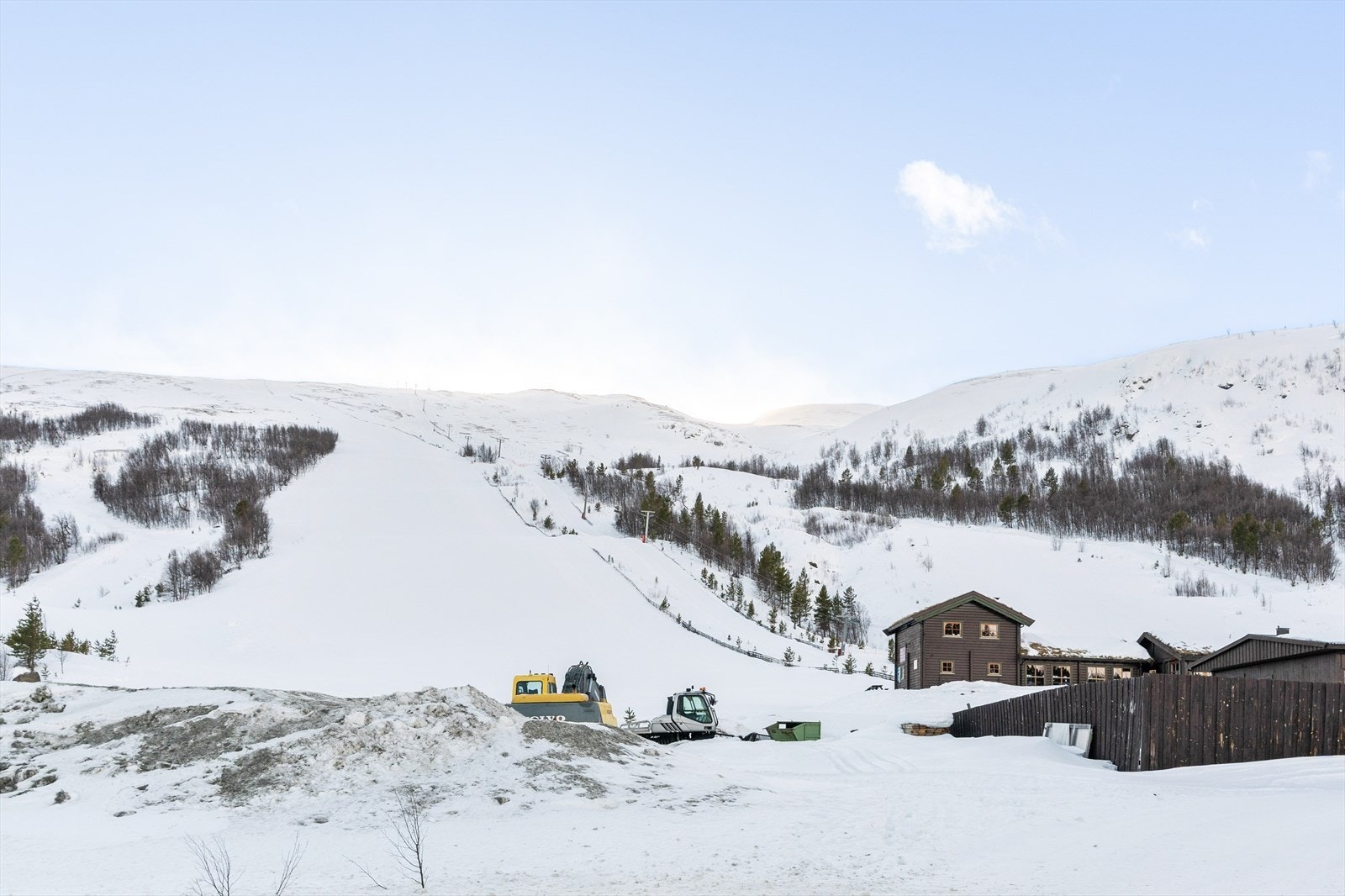 Hytta ligger med ski inn/out av trekket. Om man ikke ønsker å benytte alpinbakken er det også kilometervis av langrennsløyper like utenfor døra til hytta. Galleribilde