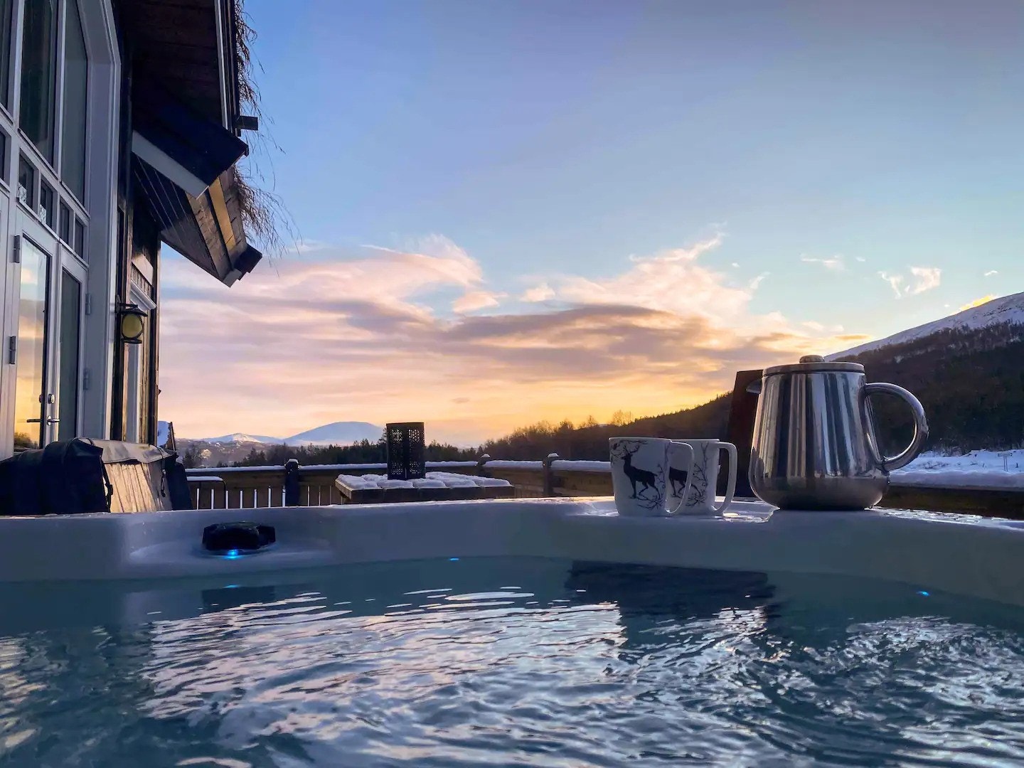 I fra verandaen kan man nyte fin utsikt mot alpinbakken og noen av fjellområdene rundt. (Selgers bilde) Galleribilde