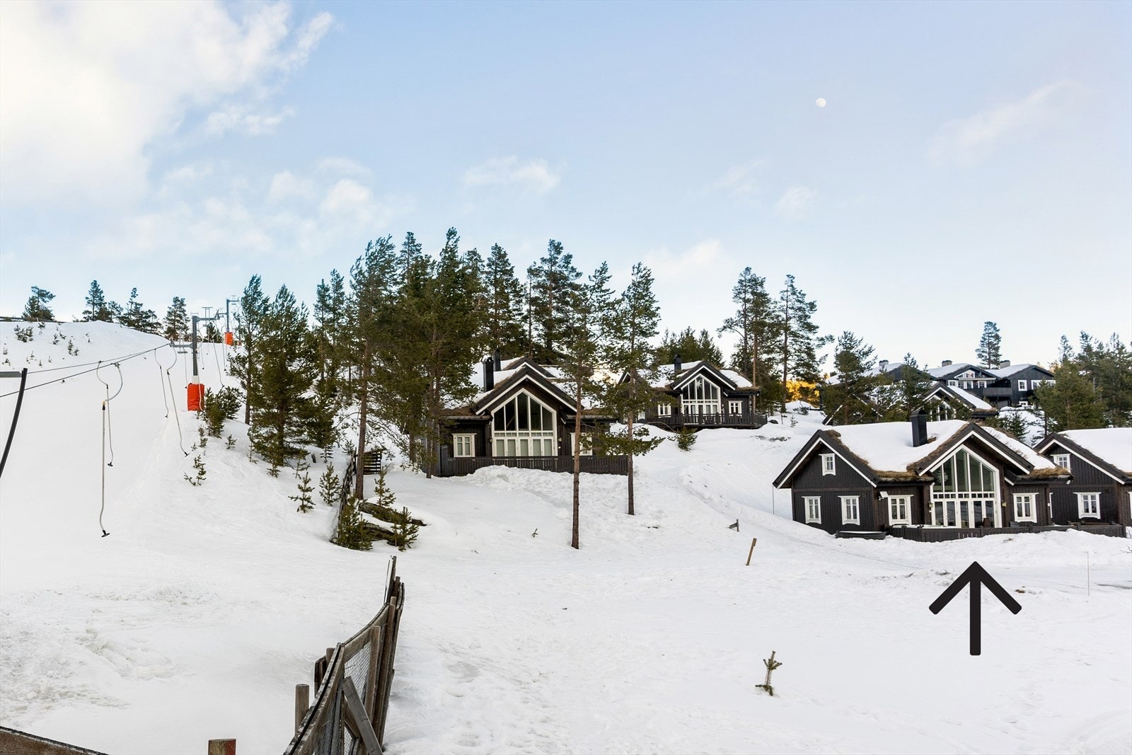 Skitrekk rett utenfor hyttedøra som er perfekt for barna. Det er og en større alpinbakke rett over veien for hytta. Galleribilde