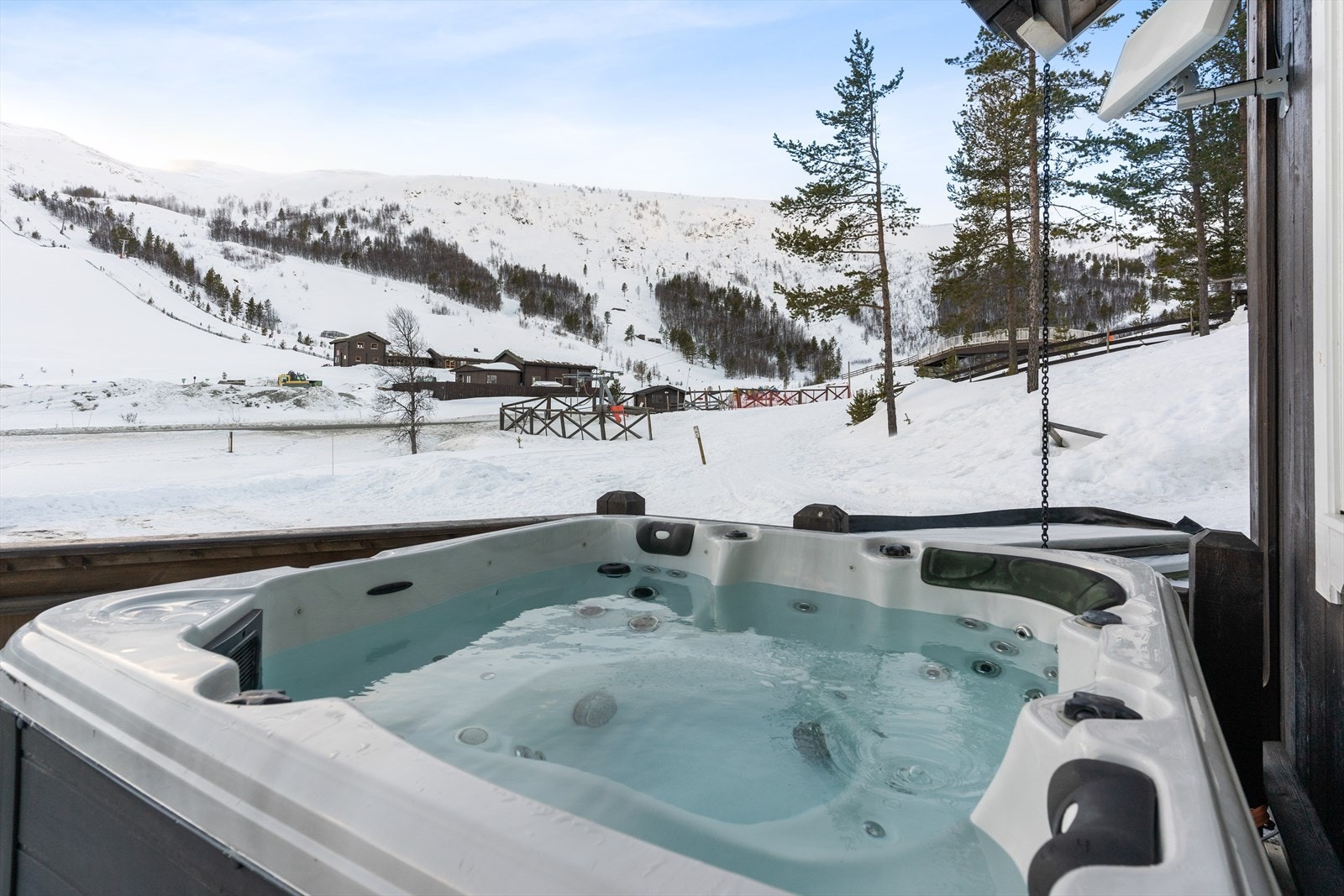 Hytta består av 3 soverom, badstue, bad, bod, kjøkken, stue både oppe og nede samt terrasse. Galleribilde