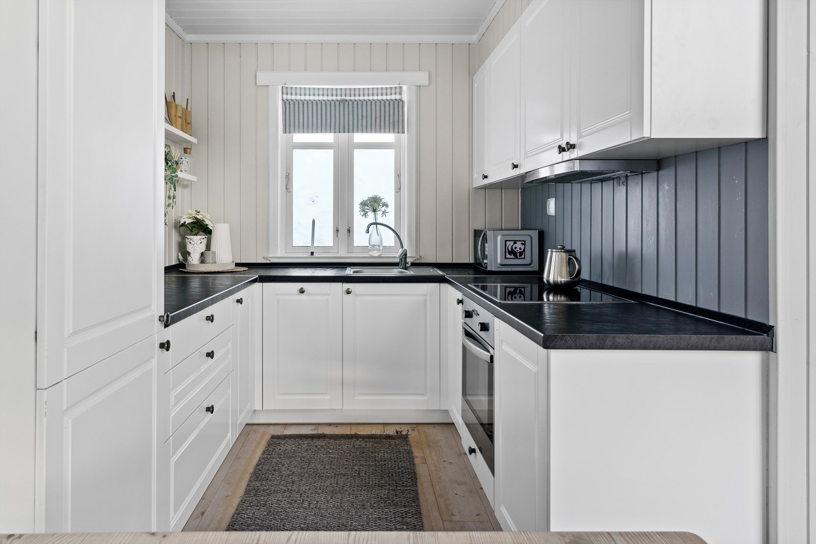 Kjøkkeninnredning med profilerte fronter. Galleribilde