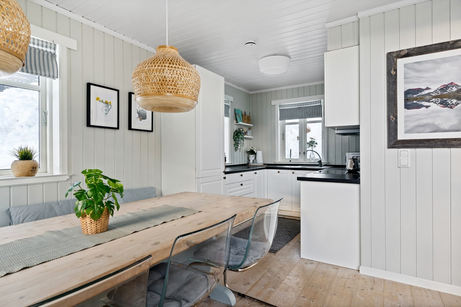 God plass til spiseseksjon mellom stue og kjøkken. Galleribilde