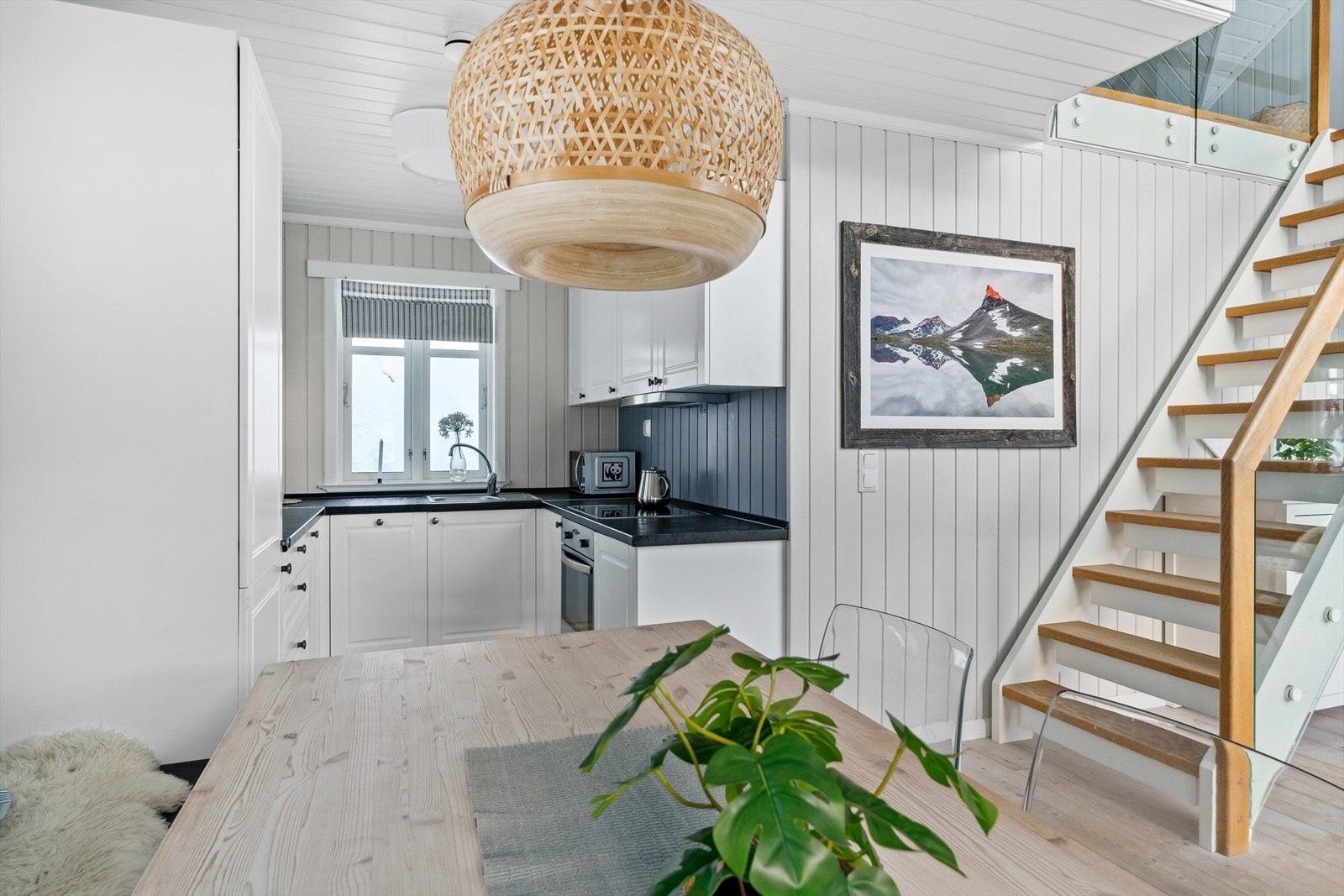 På kjøkkenet er det integrert komfyr, platetopp, kjøl/frys og oppvaskmaskin. Dette medfølger handel. Galleribilde