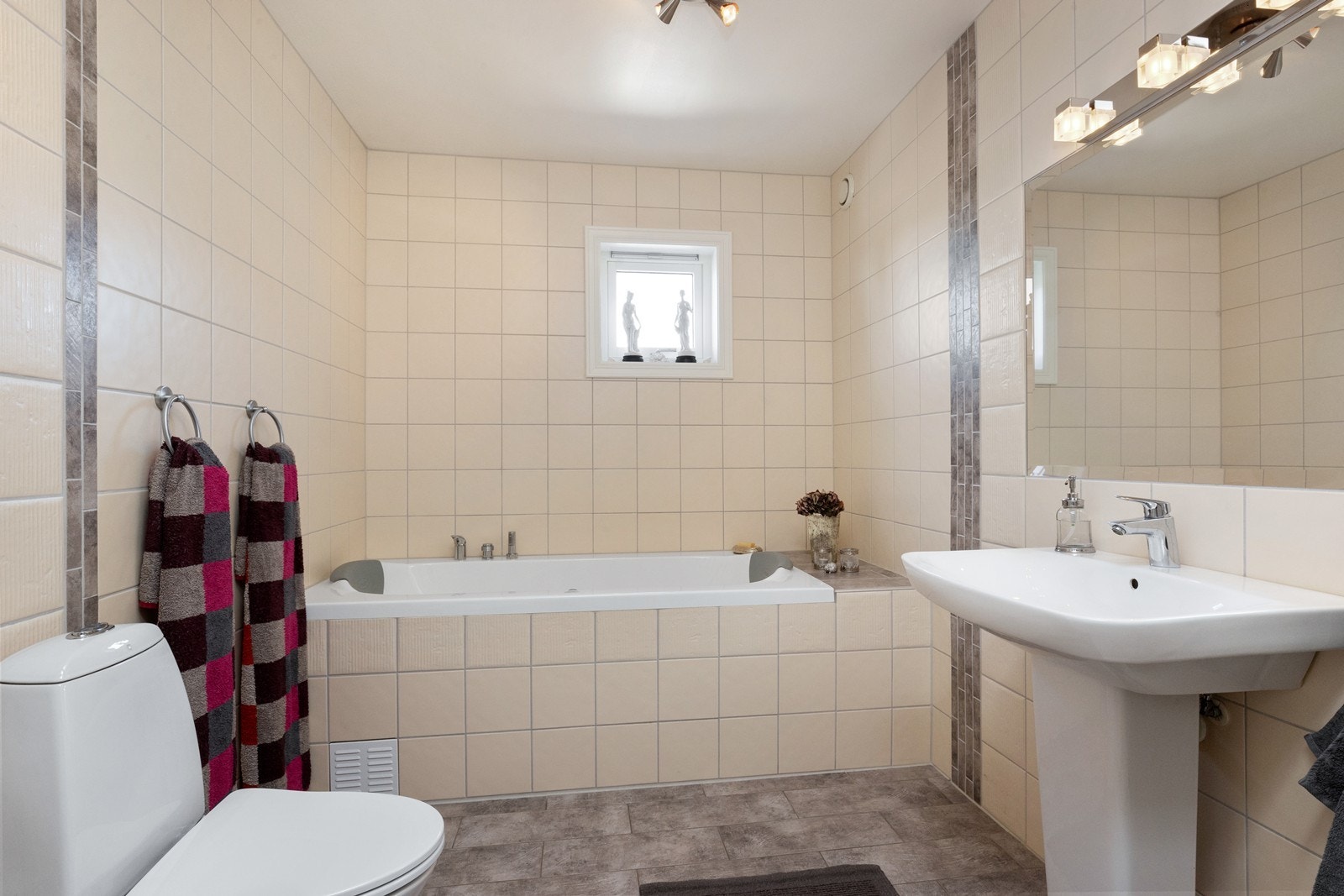 Pent flislagt bad med innfeltbadekar. Galleribilde
