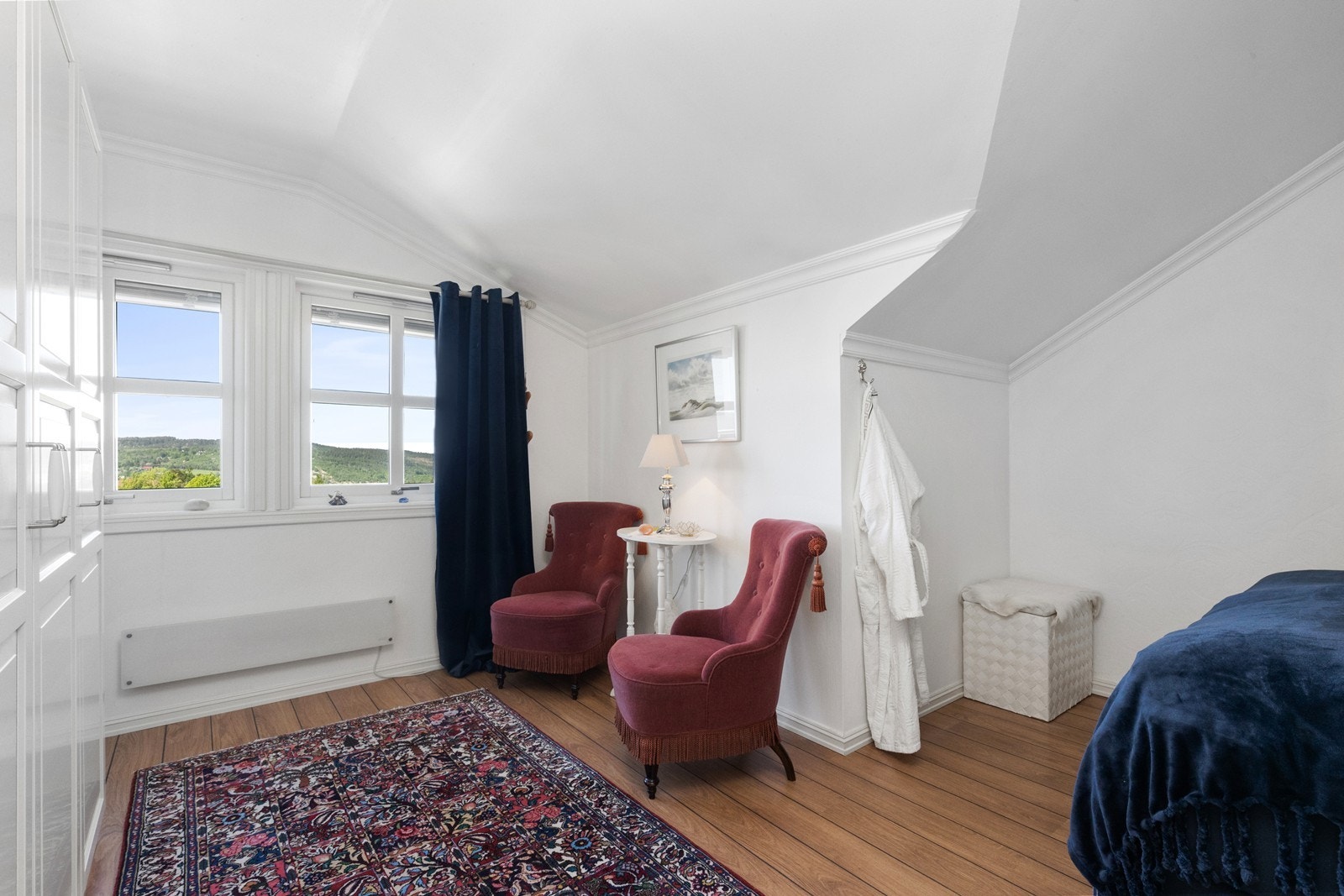 Hovedsoverom i 3. etasje med flott utsikt og god plass. Galleribilde