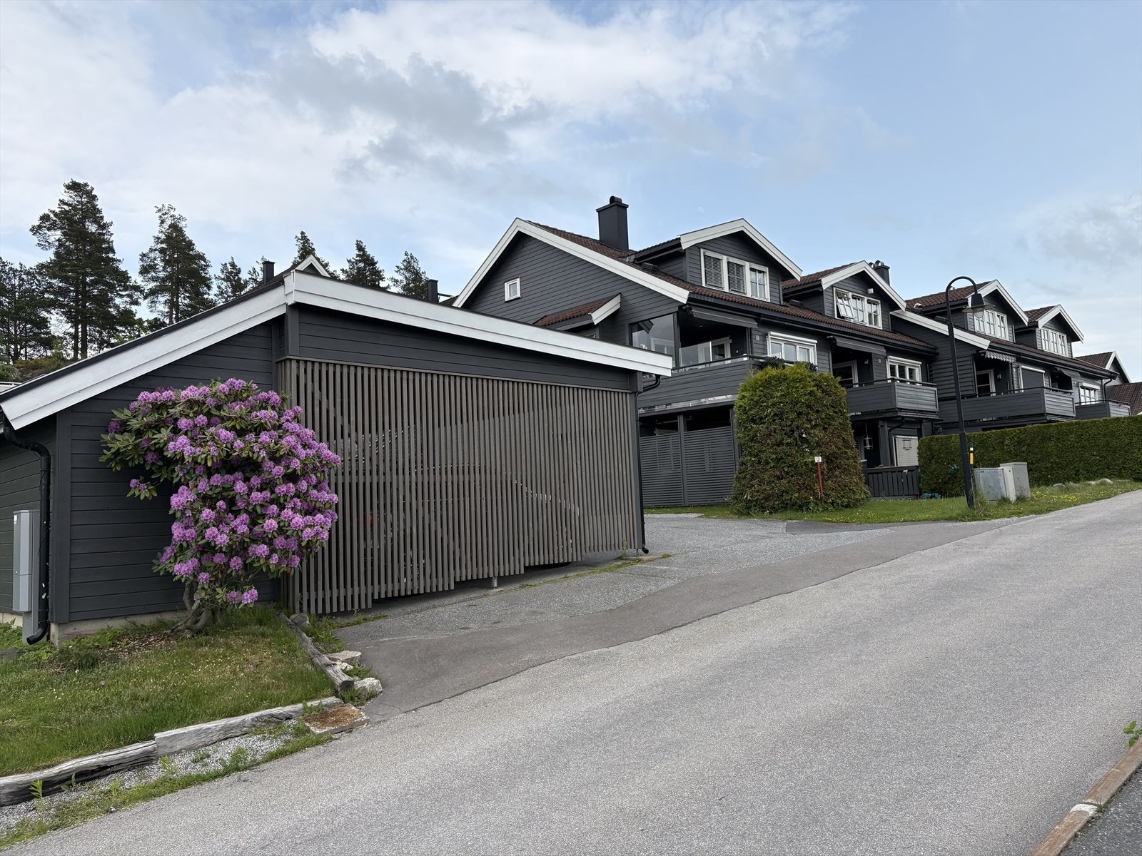 Fasade og carport. Galleribilde