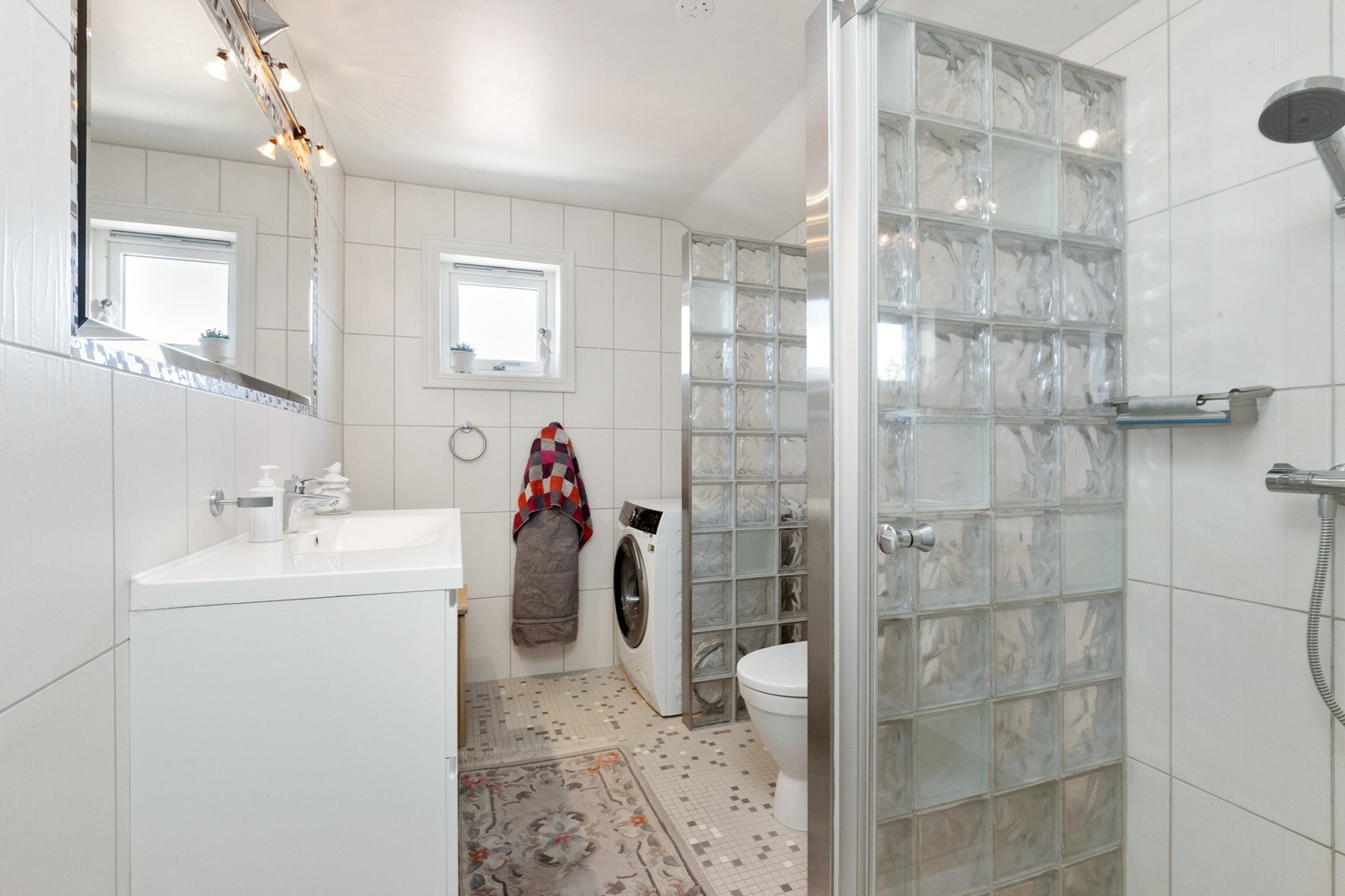3. etasje - Pent dusjbad med opplegg for vaskemaskin, wc, dusjnisje og pent innfelt speil over servantinnredningen. Galleribilde
