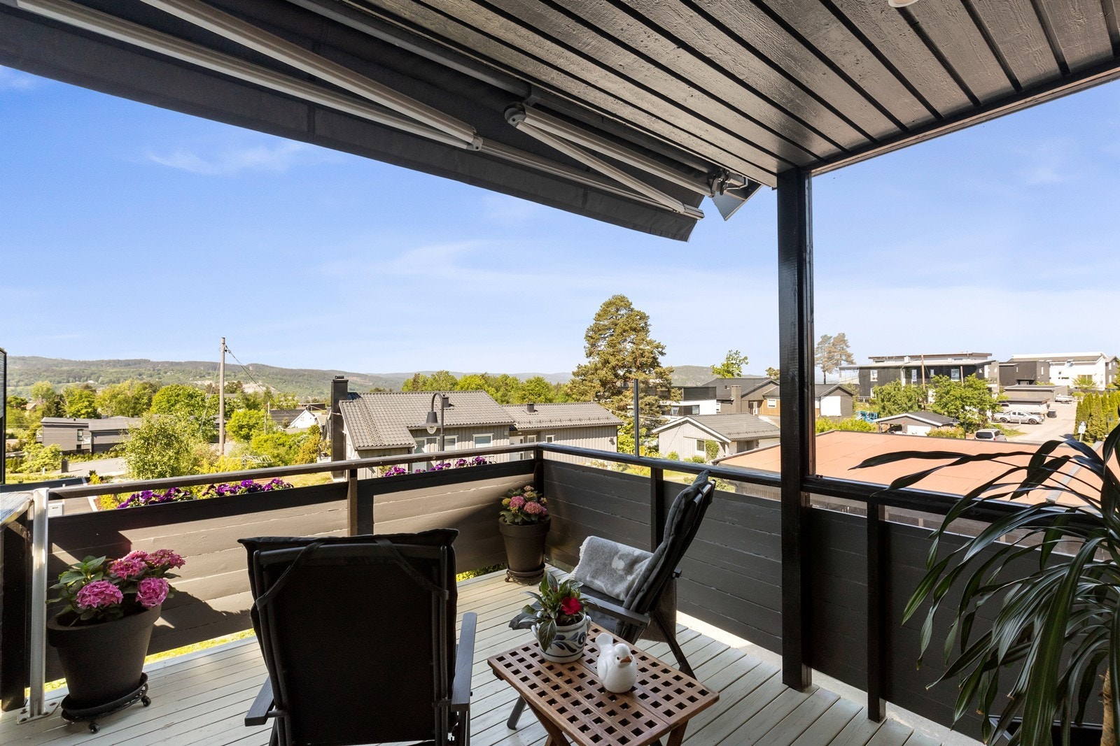 Terrasse med nydelige solforhold, flott utsyn og lite innsyn. Galleribilde