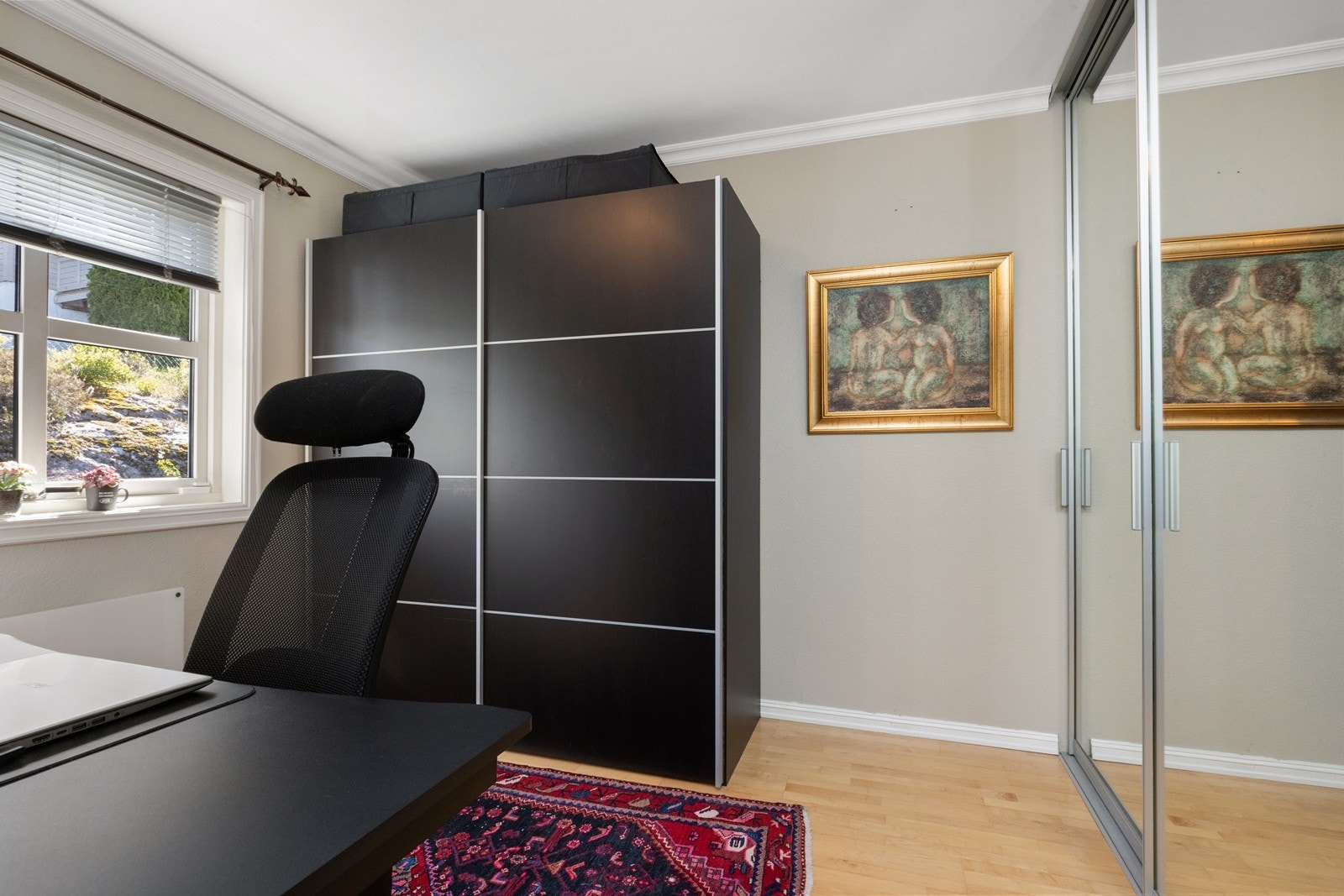 Soverom i 2. etasje med skyvedørsgarderobe i tillegg til garderobeskap. Galleribilde