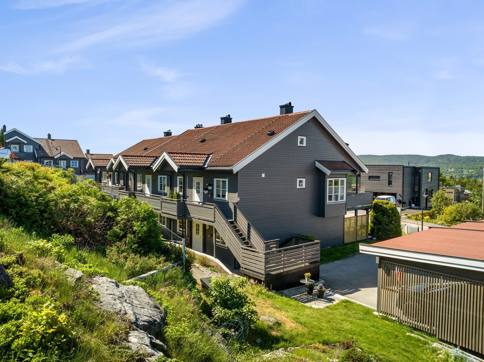 Toppleilighet i ende med 3 soverom og solrik balkong mot vest. Carport Galleribilde