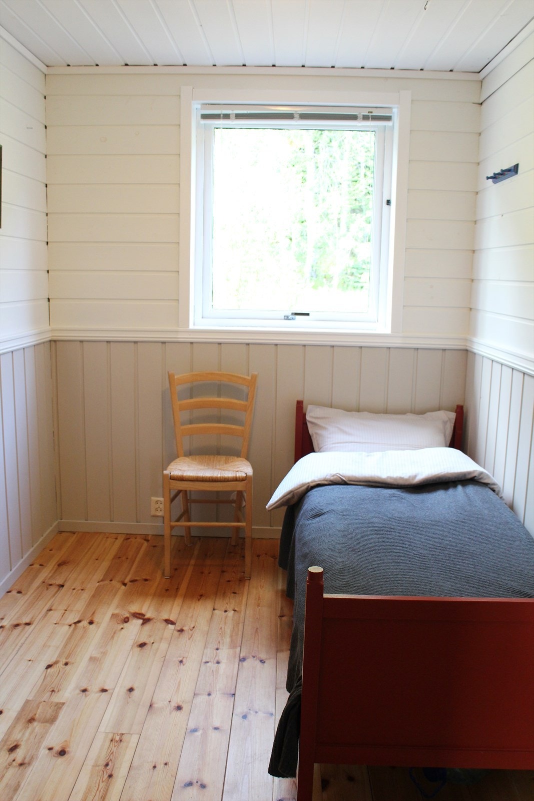 Har du behov for flere soveplasser kan dette soverommet innredes med en enkel køyeseng. Galleribilde