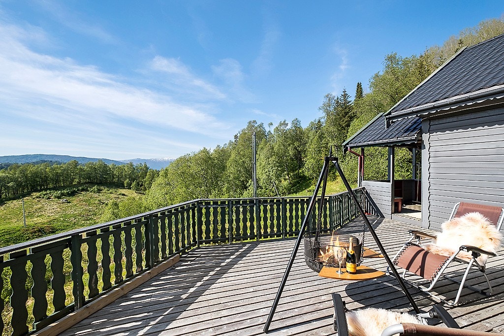 Verandaen strekker seg rundt hele fronten av hytten fra stue til inngangsparti. Galleribilde