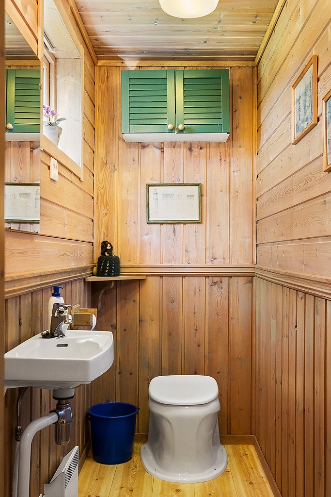 Toalett-rom i entrè med snurredass og servant. Galleribilde