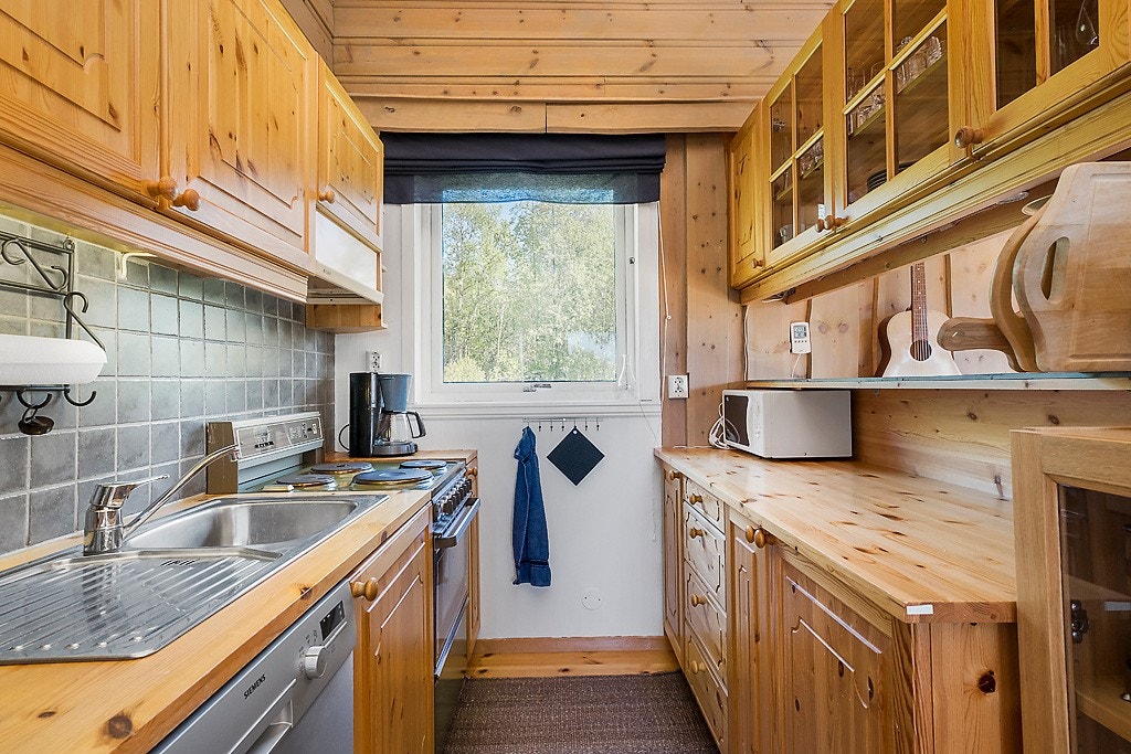 Videre inn kommer vi til kjøkkenet i delvis åpen løsning med stuen. Galleribilde