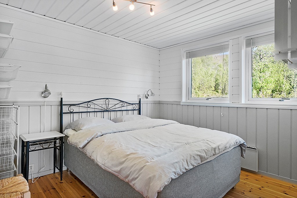 Hyttens hovedsoverom med god plass til dobbeltseng og ønsket garderobeløsning. Galleribilde