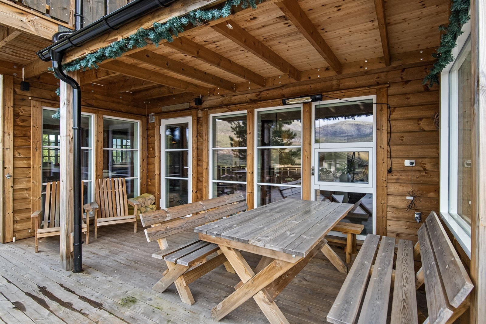 Overbygget terrasse. Det blir etablert levegg og sjalusi på vindu mot nabo for skjerming Galleribilde