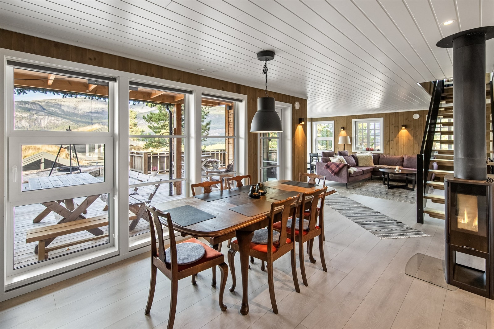 Hytten er oppført i 2019 og fremstår som meget innbydende. Oppført iht TEK17 Galleribilde