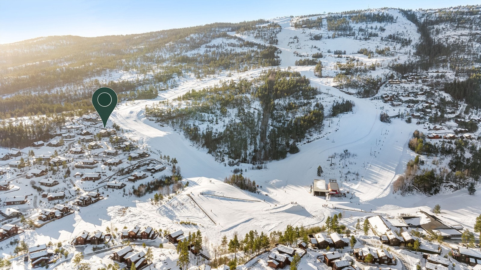 Når snøen legger seg som et teppe over landskapet, forvandles Vrådal til et vintereventyr. Her finner du et moderne skisenter med hele 18 nedfarter og 8 heiser, inkludert en komfortabel 8-seters stolheis. Galleribilde