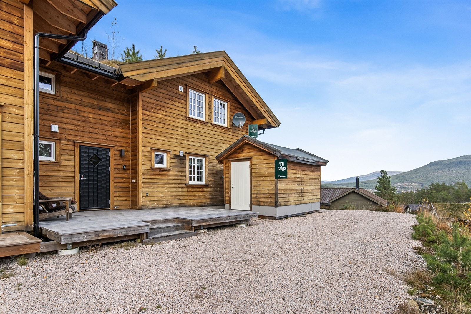 Frittliggende bod og gruset gårdsplass for parkering Galleribilde