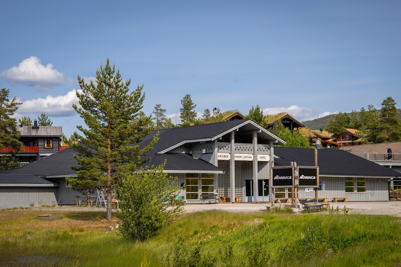 Skibygget ligger like ved hytten Galleribilde