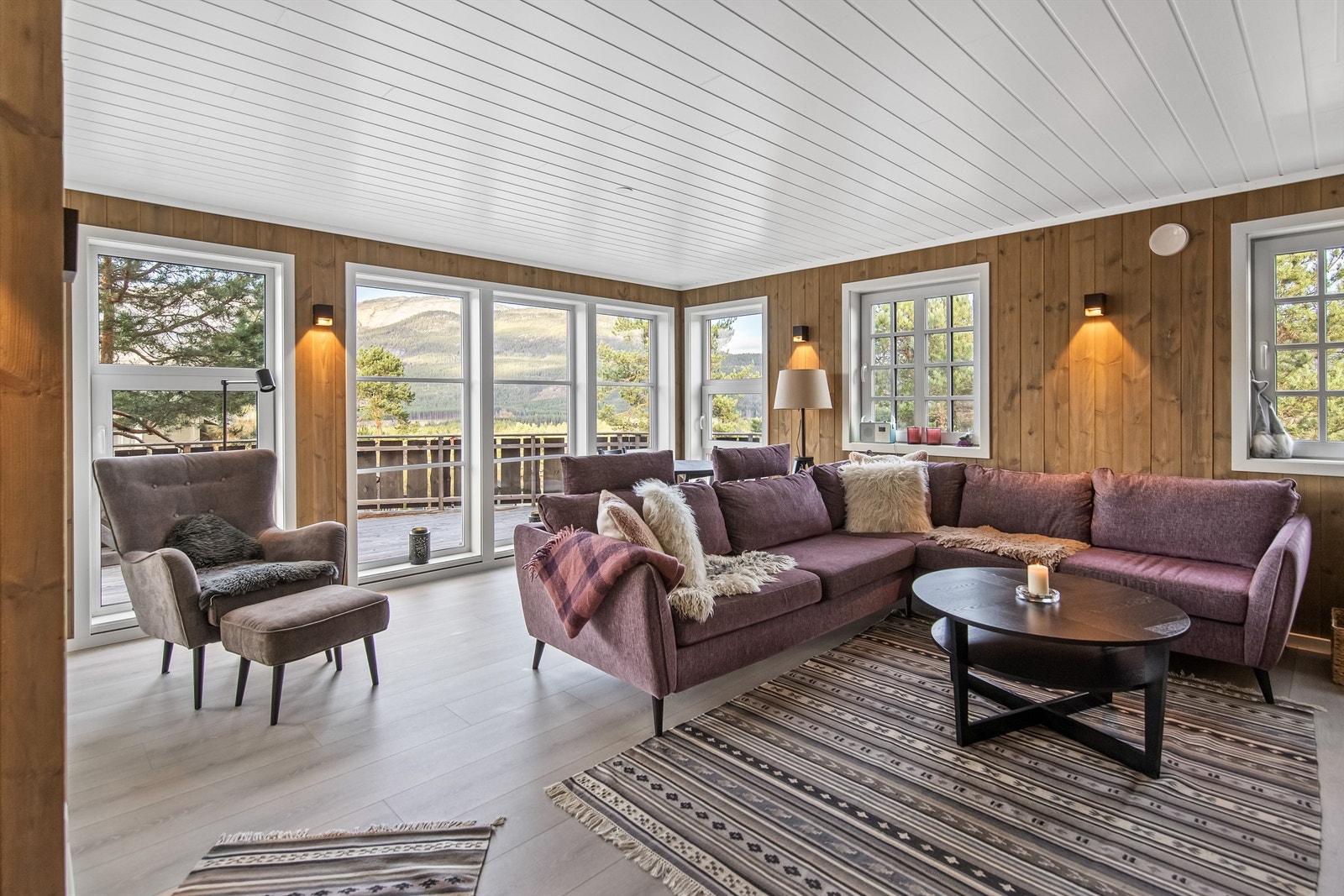 Store vindusflater gir godt naturlig lys og man nyter utsikten til det fulle Galleribilde