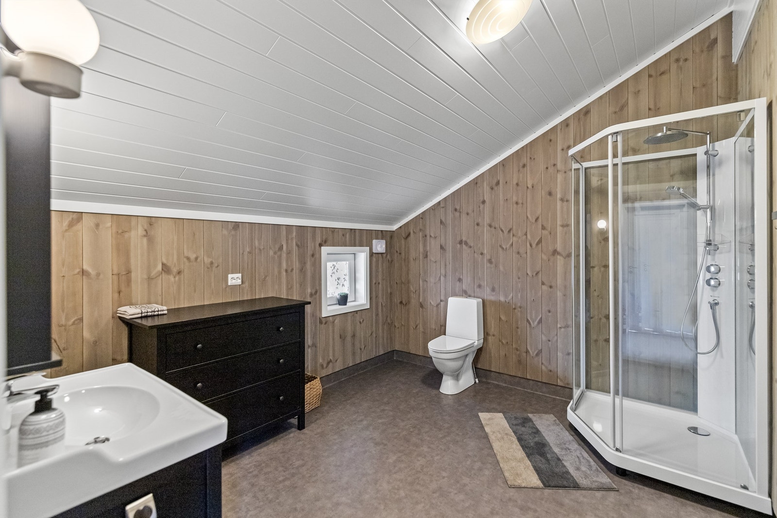 Badet oppe er stort, og med mulighet for badstue om ønskelig Galleribilde